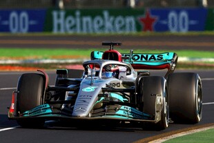 F1赛车赛道飞驰瞬间