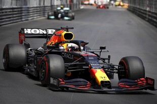 赛道上飞驰的红色赛车