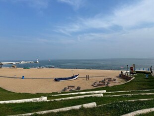 海滨美景 沙滩与蓝天相映