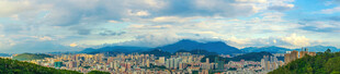 城市远景与山峦美景