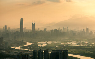 黄昏下的城市天际线景观