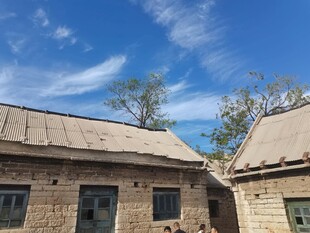 乡村古朴房屋与晴朗天空
