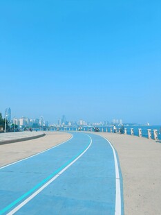 青岛海滨蓝色骑行道风景