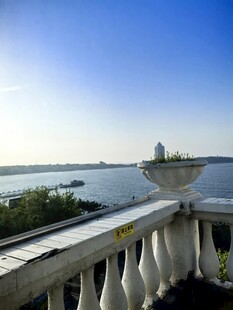 阳台外的湖景风光