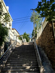 狭窄石阶小巷风景