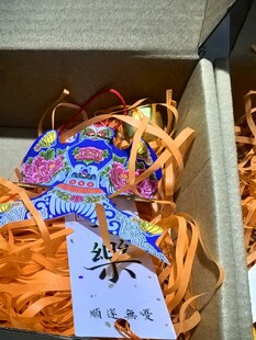 彩色手工艺品置于纸盒中