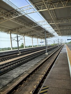 空旷的铁路站台场景