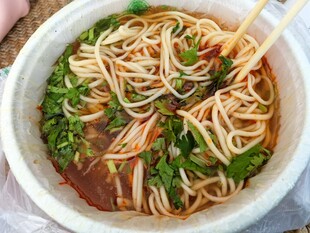 美味鲜香的一碗热汤面