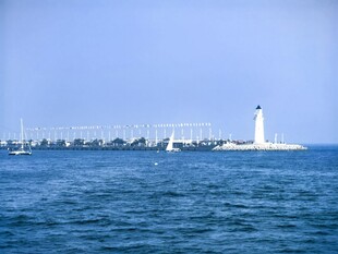 海上灯塔与栈桥美景