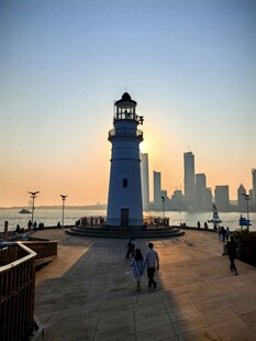 海滨灯塔下的黄昏漫步