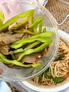 青椒炒肉配面条美食图