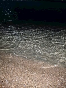 沙滩边的粼粼水波