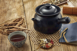 传统中式茶具与养生药材