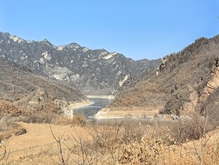 山间水库景色