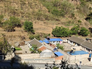 山村中的传统民居景象