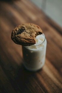 玻璃杯上的美味巧克力饼干