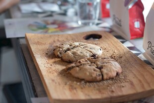 木制砧板上的美味饼干