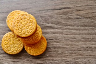堆叠的美味圆形小饼干