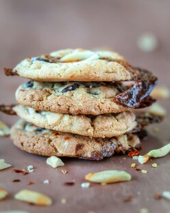 堆叠的美味坚果巧克力饼干