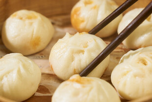 筷子夹起的美味小笼包