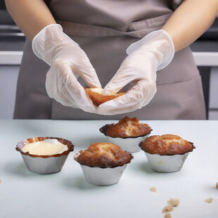 烘焙师制作美味小蛋糕