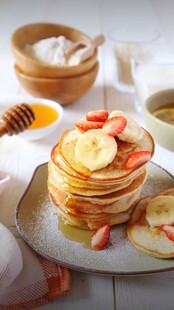 美味香蕉煎饼配多样食材