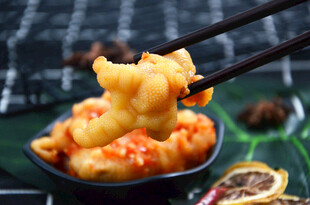 筷子夹起美味虾仁