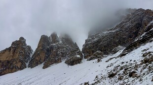 雪山云雾中的嶙峋山峰