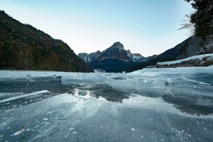 冰封湖面与远处山峦美景