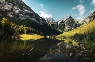 山间湖泊美景