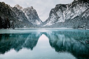 雪山下的静谧湖水美景