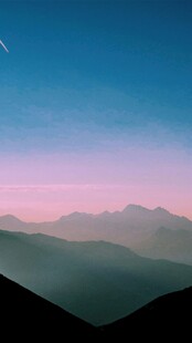 黄昏下的山峦美景