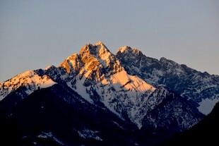 雪山壮丽日出美景