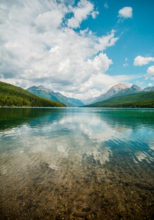 宁静湖景映蓝天白云