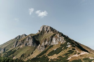巍峨山峰映蓝天