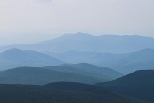 连绵山峦的朦胧景致