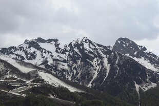 巍峨雪山壮丽自然景观