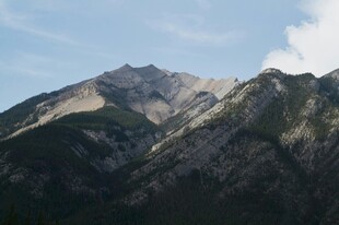 壮丽巍峨的高山景色