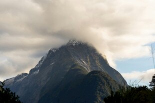 云雾缭绕的巍峨山峰