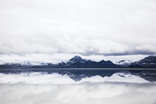 雪山倒影于平静湖面
