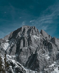 巍峨雪山壮丽景致