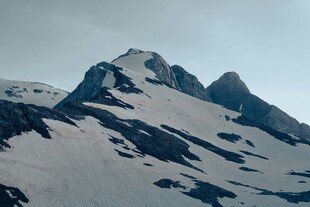 巍峨雪山壮丽景致