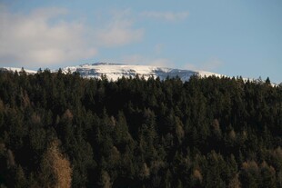 山林之上的雪山景致
