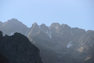 巍峨群山蓝天相伴