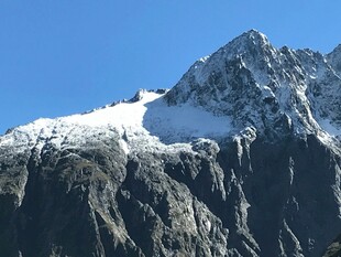 巍峨雪山壮丽景致