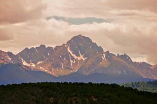 壮丽山景与天边云霞