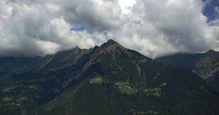 壮丽山峦与天空中的云朵