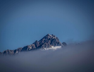 云雾中的巍峨山峰