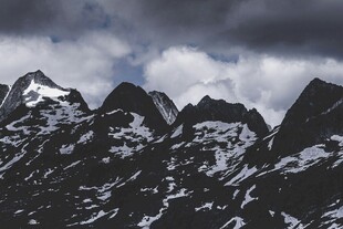 巍峨雪山云雾缭绕