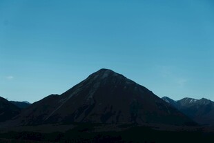 蓝天映衬下的巍峨山峰